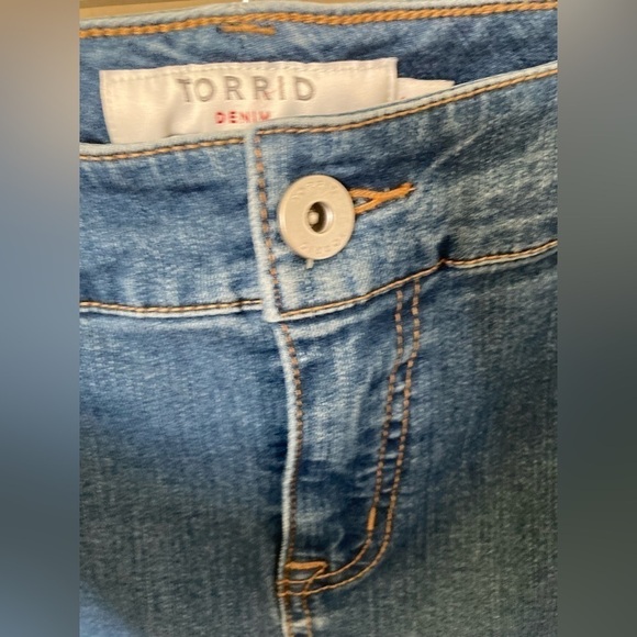 Torrid denim mini knee length skirt striped size 18 frayed hem - Picture 3 of 8